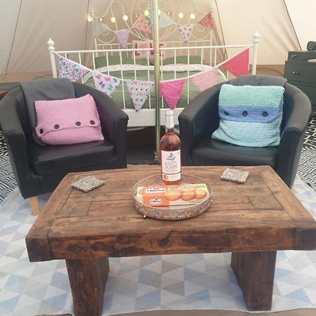 ホテル Wildberry Glamping Orgères-la-Roche エクステリア 写真