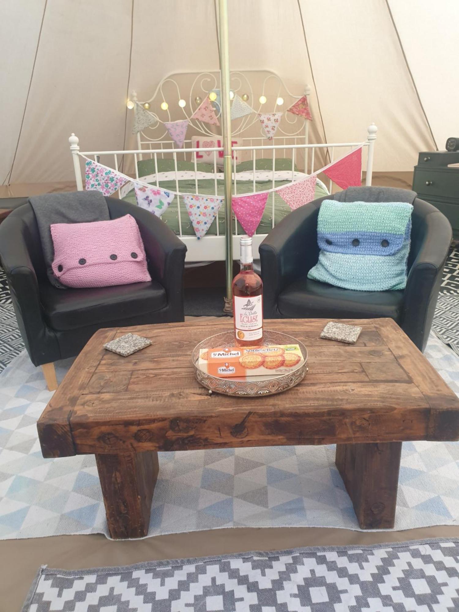 ホテル Wildberry Glamping Orgères-la-Roche エクステリア 写真